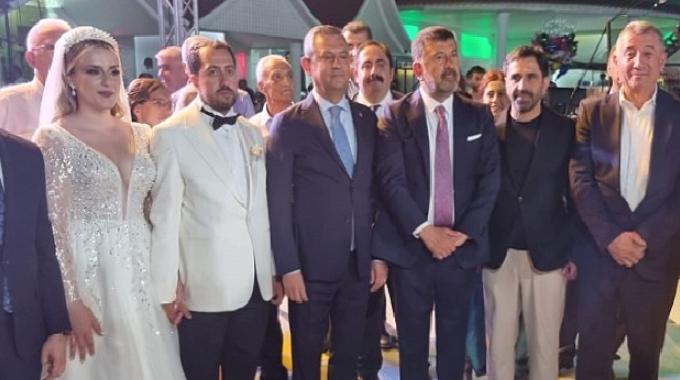 Güzelbahçe Belediye Başkanı Mustafa Günay, CHP Genel Başkanı Özgür Özel’inde katıldığı Melisa Yavaşoğlu ve Gaffar Çiçek’in düğün töreninde nikah şahitliği yaptı