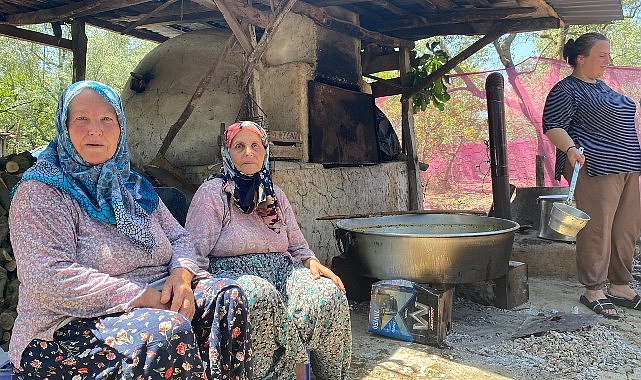 İznik’e bağlı Göllüce Mahallesi’nde asırlardır imece usulüyle devam eden ‘Dede Çorbası’ etkinliği bu yıl da gerçekleşti