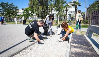 Karşıyaka’da çevre gönüllülerinden sahil temizliği