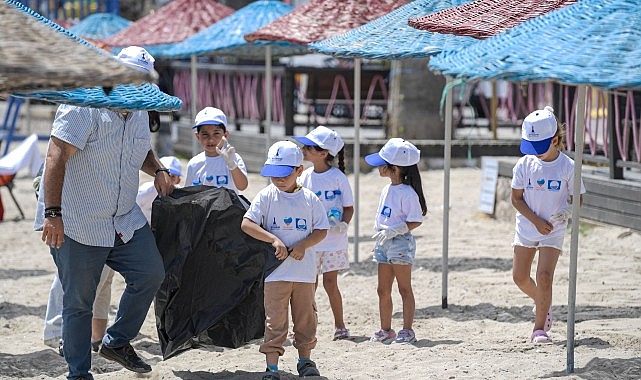 Mavi bayraklı plajda dalgıç destekli temizlik