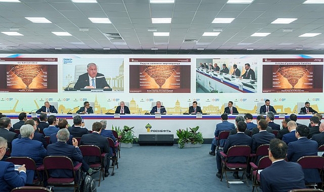 Rosneft CEO’su küresel ihtiyaçları karşılamak için dengeli bir enerji geçişini destekliyor