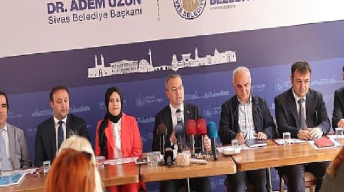 Sivas Belediye Başkanı Dr. Adem Uzun, kentte görev yapan basın mensuplarıyla bir araya geldi