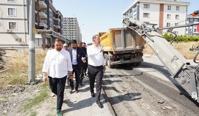 Beylikdüzü’nde ilçenin altyapısını güçlendirmek ve yolların kalitesini artırmak amacıyla başlatılan asfaltlama çalışmaları tüm hızıyla devam ediyor