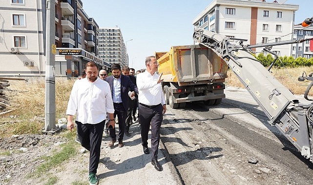 Beylikdüzü’nde ilçenin altyapısını güçlendirmek ve yolların kalitesini artırmak amacıyla başlatılan asfaltlama çalışmaları tüm hızıyla devam ediyor