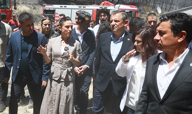 Cumhuriyet Halk Partisi Genel Başkanı Özgür Özel Efes Selçuk’ta çıkan ve 350 hektarlık alanın tahrip olduğu orman yangını sonrasında Arvalya Mevkii Pamucak Bölgesinde incelemelerde bulundu