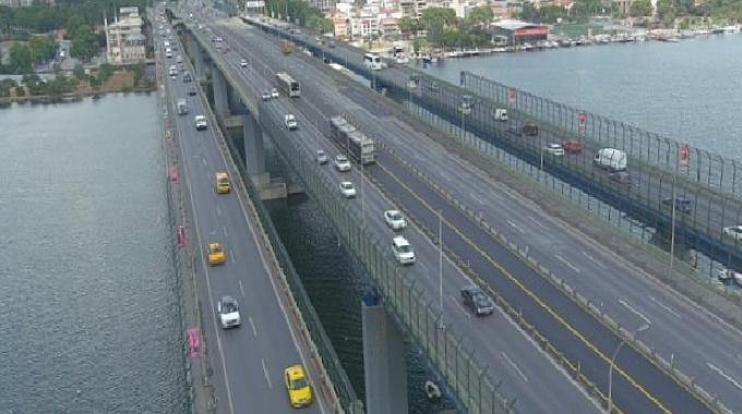 İstanbul Büyükşehir Belediyesi Haliç Köprüsü metrobüs yolundaki asfalt yenileme çalışmasını bitirdi