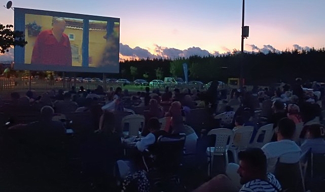 Kartepe Belediyesi tarafından geleneksel hale getirilen “Yazlık Sinema Günleri” “Bursa Bülbülü” komedi filmiyle sezonu açtı