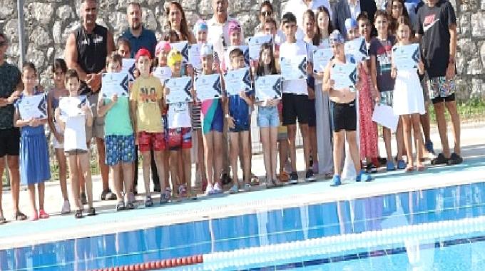 Mudanya Belediyesi tarafından düzenlenen yüzme kursları 1. Dönemi başarıyla tamamlandı. Yaklaşık 250 minik yüzücü düzenlenen törenle sertifikalarını aldı