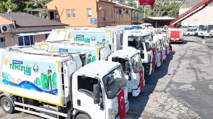 Mudanya Belediyesi yaz aylarının gelmesiyle birlikte temizlik hizmetlerini daha hızlı ve verimli hale getirmek amacıyla araç filosuna yeni çöp kamyonları ekledi