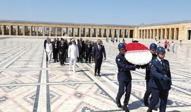 Narlıdere Belediye Başkanı Erman Uzun, Başkan Yardımcıları, Meclis Üyeleri ve CHP Narlıdere İlçe Örgütü ile birlikte Anıtkabir’e giderek Ata’nın huzuruna çıktı