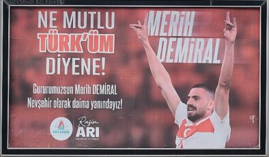 Nevşehir Belediye Başkanı Rasim Arı, bozkurt işareti yaptığı gerekçesiyle 2 maç men cezası alan Merih Demiral’a şehrin dört bir tarafına astırdığı billboardlarla destek verdi