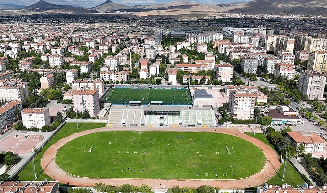 Selçuklu Belediye Başkanı Ahmet Pekyatırmacı, Selçuklu Belediyesi Yaz Spor Okulları futbol branşında eğitim gören öğrencileri ziyaret etti