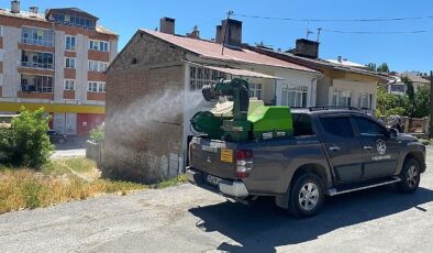 Sivas Belediyesi Veteriner İşleri Müdürlüğü halk sağlığının korunması adına kent genelinde vektörle mücadele ve ilaçlama çalışmalarına devam ediyor